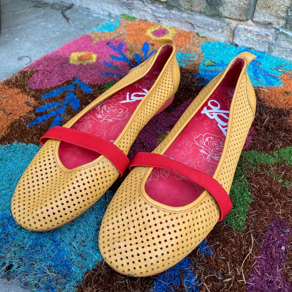 NEW! TOTO yellow ballet flats